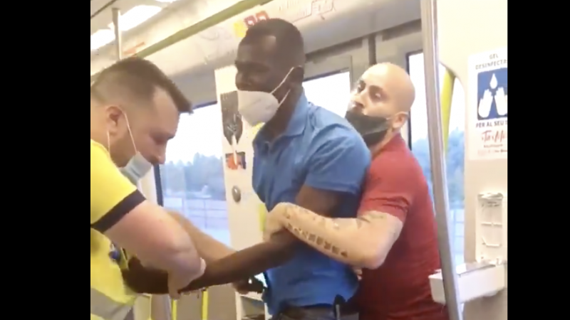 Imagen del momento de la detención del joven en el metro de Valencia.