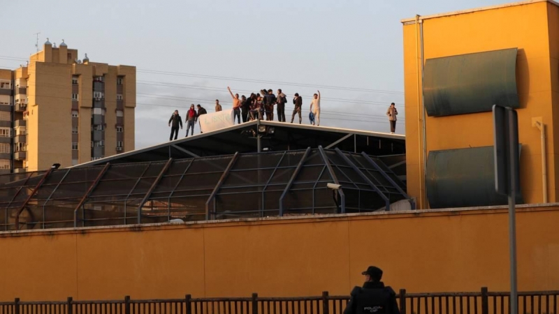 Un policía custodia los alrededores del CIE de Aluche durante una protesta de sus internos durante el estado de alarma.- EFE