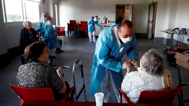 Un sanitario atiende a los ancianos alojados en una residencia. EFE/Mariscal/Archivo