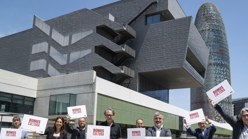 Foto de família dels impulsors de la iniciativa. Cedida a l'ACN per l'Ajuntament de Barcelona