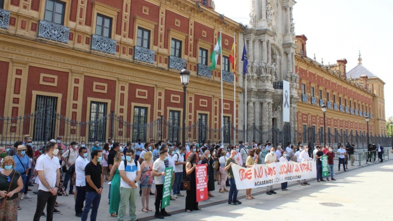 Alcaldes y cargos públicos de IU delante del Palacio de San Telmo, sede de la presidencia de la Junta de Andalucía. - IZQUIERDA UNIDA