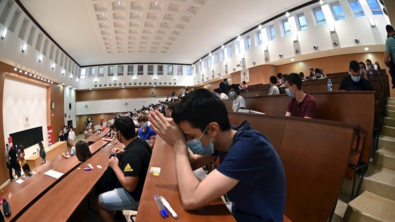 06/07/2020.- Un estudiante se concentra antes de comenzar los exámenes de acceso a la Universidad (EBAU) en el aula magna de la Facultad de Físicas de la Complutense en Madrid. EFE/ Fernando Villar