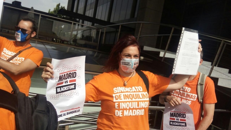 Miembro del Sindicato de Inquilinas e Inquilinos de Madrid en la sede de Fidere con dela demanda colectiva.