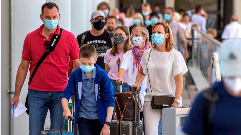 Una familia de turistas llega al Aeropuerto de Palma de Mallorca. EFE/ Cati Cladera