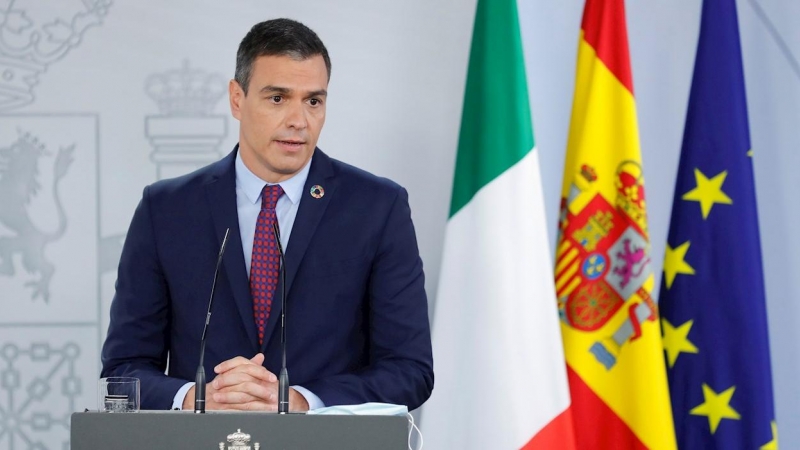 08/07/2020.- El presidente del Gobierno, Pedro Sánchez durante la rueda de prensa conjunta con el primer ministro italiano, Giuseppe Conte (no en la imagen) tras su encuentro en el Palacio de la Moncloa, este miércoles. EFE/ Chema Moya