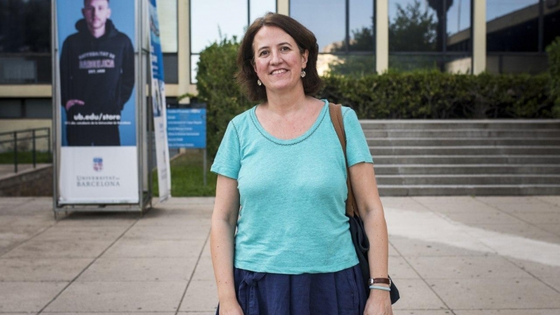 La presidenta de l'ANC, Elisenda Paluzie, a l'entrada de la facultat d'Economia de la UB. MIGUEL VELASCO ALMENDRAL.