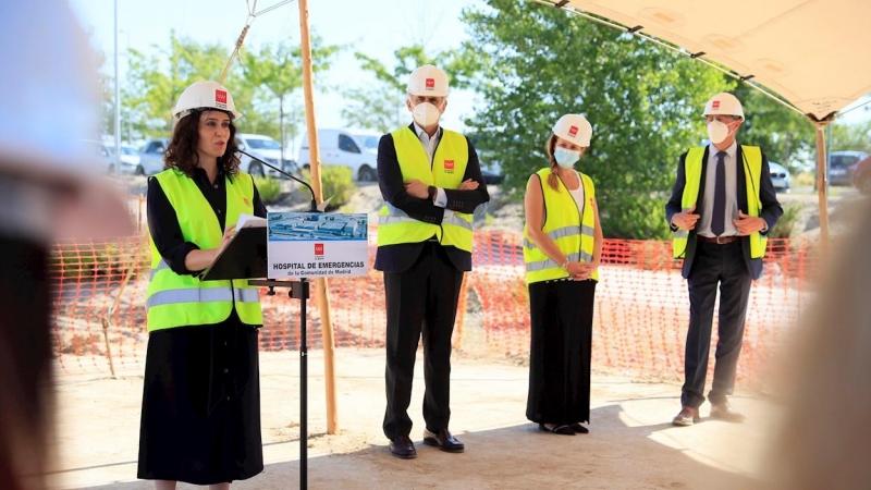 La presidenta de la Comunidad de Madrid, Isabel Díaz Ayuso (i) durante la rueda de prensa tras visitar las obras de construcción del nuevo Hospital de Emergencias de la Comunidad de Madrid, para conocer el desarrollo de los trabajos este martes. EFE/Ferna