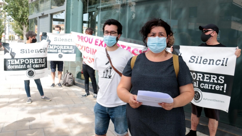 Representants de Fruita amb Justícia Social davant de la seu d'Afrucat a Lleida. ACN/Salvador Miret