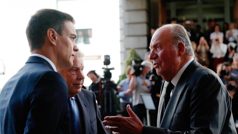 Pedro Sánchez conversa con Juan Carlos I en presencia de Felipe González durante el funeral de Alfredo Pérez Rubalcaba. - EFE