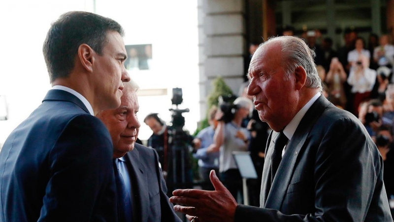 Pedro Sánchez conversa con Juan Carlos I en presencia de Felipe González durante el funeral de Alfredo Pérez Rubalcaba. - EFE