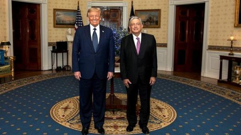 Fotografía cedida este miércoles por la presidencia de México del presidente de Estados Unidos, Donald Trump y del presidente mexicano, Andrés Manuel López Obrador, durante su encuentro en el Cross Hall de la Casa Blanca en Washington, Estados Unidos. EFE