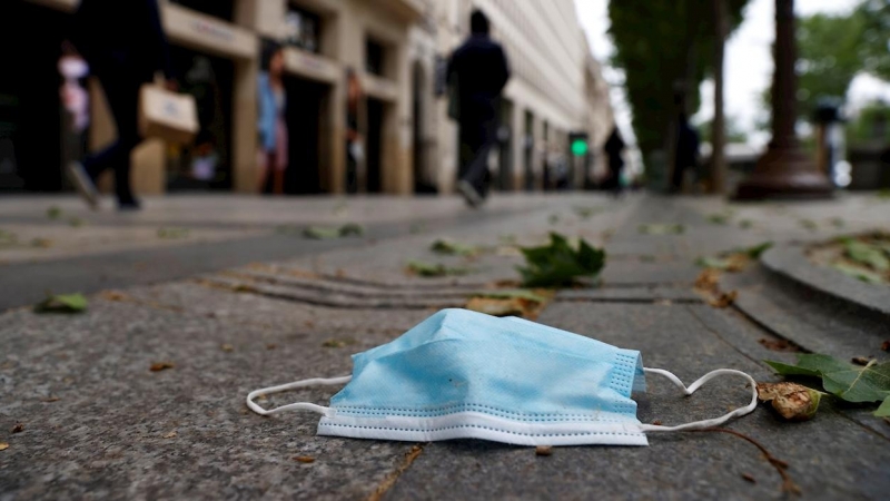 Una mascarilla en el suelo, en una imagen de archivo. EFE/EPA/IAN LANGSDON