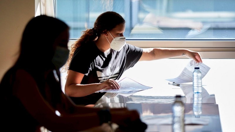 Los menores extranjeros que estudien en España podrán prorrogar su estancia. EFE/David Borrat/Archivo