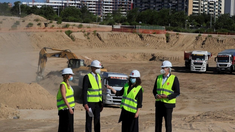 La presidenta de la Comunidad de Madrid, Isabel Díaz Ayuso (2i), la viceconsejera de Asistencia Sanitaria en la Comunidad de Madrid, Ana Dávila-Ponce (i), el subdirector de Infraestructuras Sanitarias, José Antonio Martín (d) y el consejero de Sanidad, En