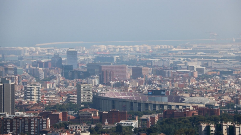 Barcelona amb boira per pol·lució al fons després que es declarés l'episodi per alta contaminació per partícules a Catalunya l'1 de juliol del 2019. ACN/Nazaret Romero