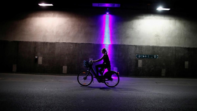 Una mujer monta una bicicleta eléctrica mientras el país alivia las medidas de bloqueo tomadas para frenar la propagación de la enfermedad por coronavirus (COVID-19) en París. REUTERS