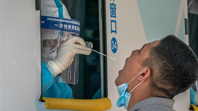 02/07/2020 - Realizan una prueba de covid-19 a un hombre en un autobús medicalizado en Pekín. / EFE