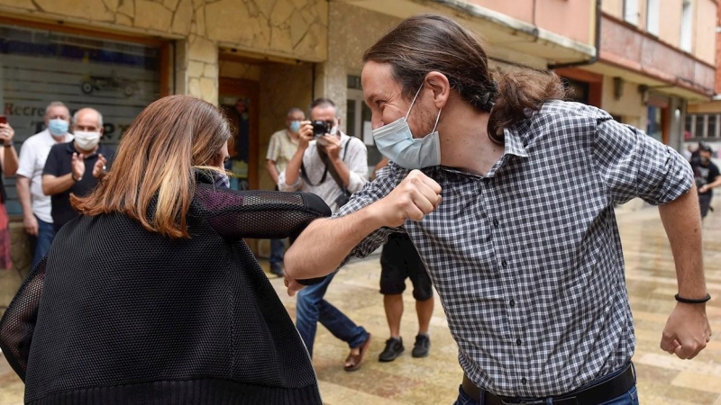 El secretario general de Podemos y vicepresidente segundo del Gobierno, Pablo Iglesias (d), se ha reunido este viernes en Durango (Bizkaia) con la candidata a lehendakari de Elkarrekin Podemos-IU, Miren Gorrotxategi (i). EFE/Miguel Toña