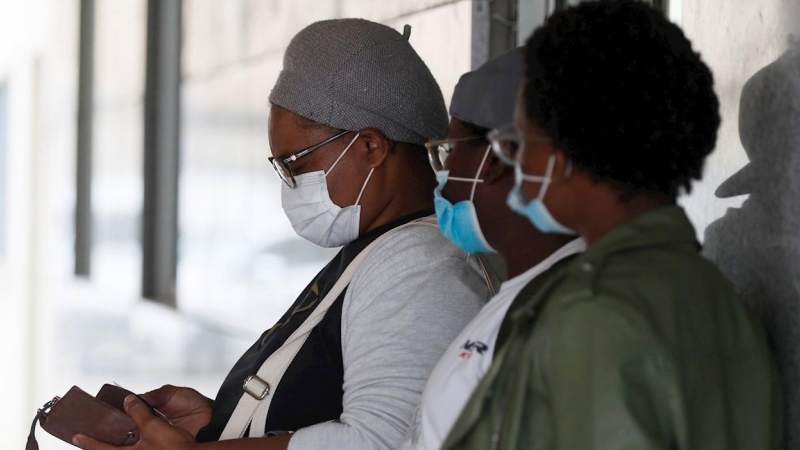 Varias personas esperan en el Hospital Público de A Mariña en Burela, Lugo, para hacerse pruebas PCR. | EFE