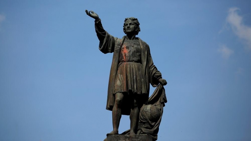 Estatua de Cristobal Colón vandalizada en Reforma avenue, en Mexico City. REUTERS.