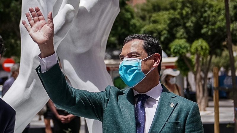 El presidente de la Junta de Andalucía, Juanma Moreno, inaugura la primera de las esculturas de homenaje que Andalucía dedica a los profesionales sanitarios y al resto de personas que luchan contra el Covid-19.