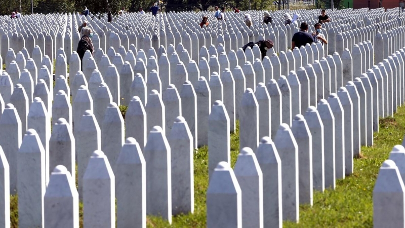 Cementerio en homenaje a las víctimas de la matanza de Sbrenica. EFE/EPA/FEHIM DEMIR