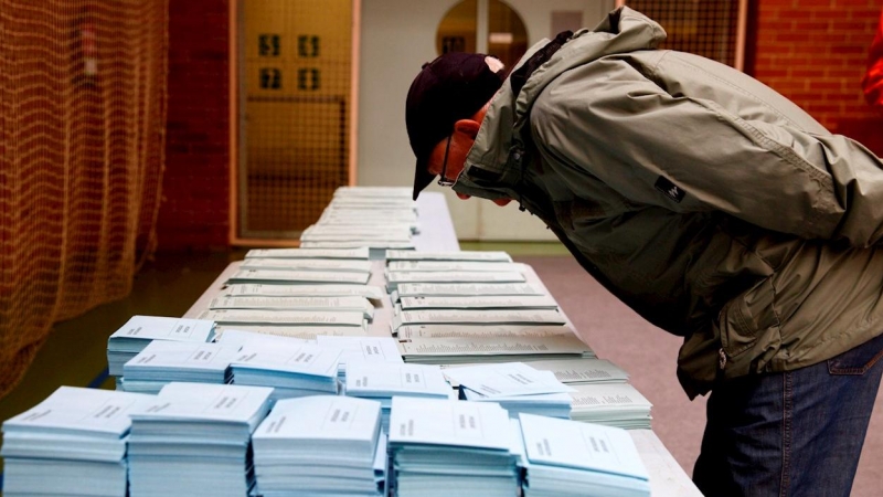 Un votante elige su papeleta en un colegio electoral. EFE/Archivo