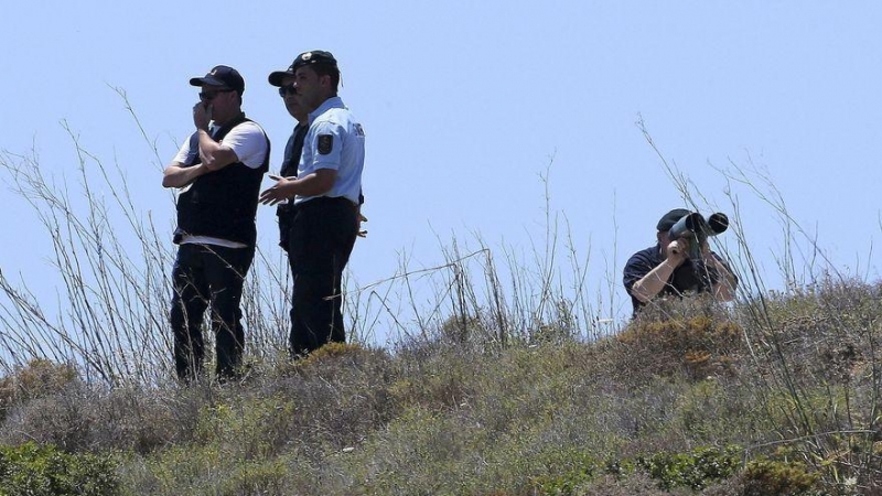 Policías portugueses y británicos durante la búsqueda de Madeleine McCann / EFE / Luis Forra