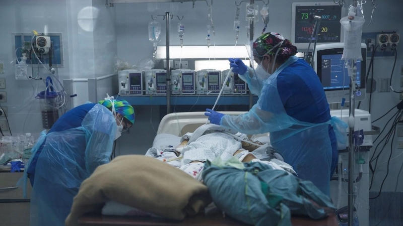 Personal sanitario atiende a un paciente afectado por la COVID-19, el 2 de julio de 2020, en la Unidad de Cuidados Intensivos del Hospital Clínico de la Universidad de Chile, en Santiago (Chile). EFE/Alberto Valdés