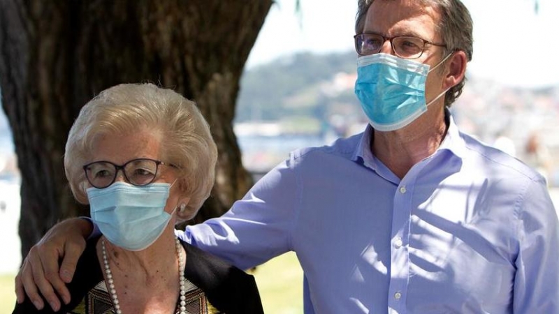 Alberto Núñez Feijoo (d), pasea con su madre, Sira Feijóo, por el Paseo Marítimo de Vigo, este sábado, día de reflexión.EFE / Salvador Sas