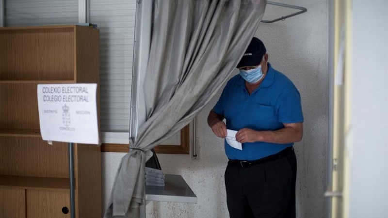 Un hombre votando en Ourense / EFE / Brais Lorenzo