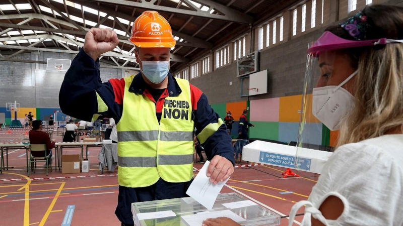 Un trabajador de Alcoa vota en Burela (Lugo) en las elecciones gallegas. / ELISEO TRIGO (EFE)