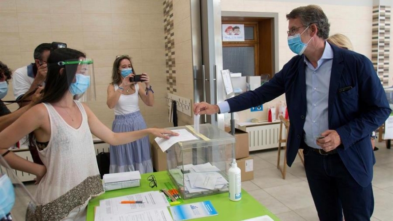 El actual presidente de la Xunta de Galicia y candidato por el Partido Popular, Alberto Núñez Feijóo, ejerce su derecho al voto en el colegio Niño Jesús de Praga, en Vigo, con motivo de las elecciones autonómicas que se celebran, este domingo, en Galicia.