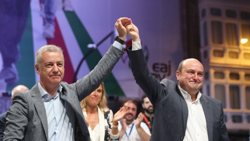 El lehendakari y candidato a la reelección, Iñigo Urkullu (i), junto al presidente del PNV Andoni Ortuzar (d) celebran los resultados electorales en la sede central del PNV este domingo en Bilbao. EFE/LUIS TEJIDO