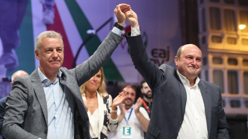 El lehendakari y candidato a la reelección, Iñigo Urkullu (i), junto al presidente del PNV Andoni Ortuzar (d) celebran los resultados electorales en la sede central del PNV este domingo en Bilbao. EFE/LUIS TEJIDO