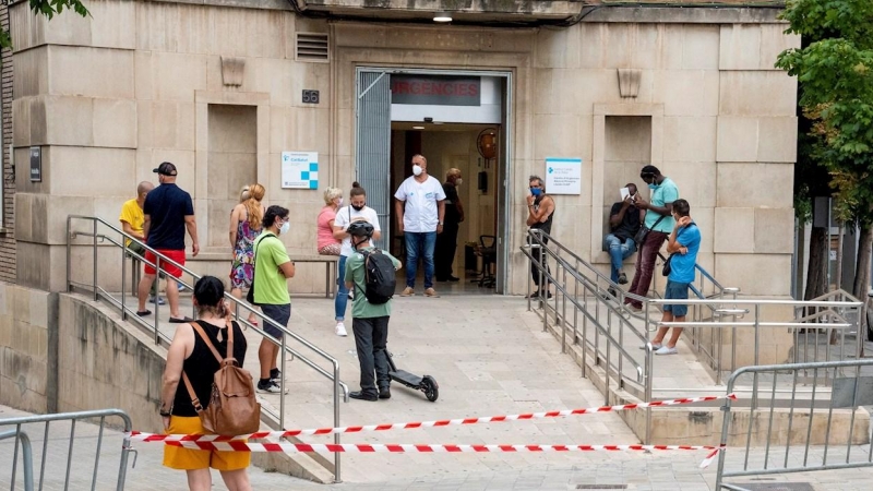 Varias personas en la entrada de un centro de Urgencias en Lleida, en una jornada en la que la Generalitat aplicará a partir de esta medianoche un confinamiento domiciliario parcial a los habitantes de Lleida y de otros siete municipios de la comarca del