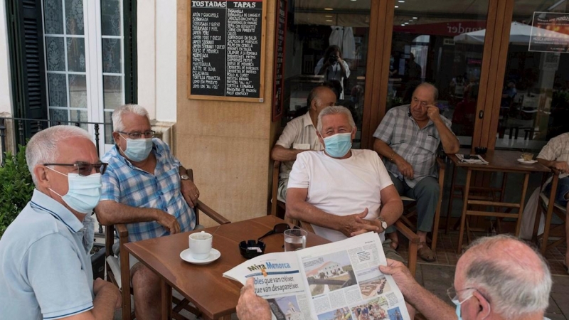 Un grupo de amigos con mascarilla desayuna en un bar de la localidad de Es Mercadal, Menorca | EFE