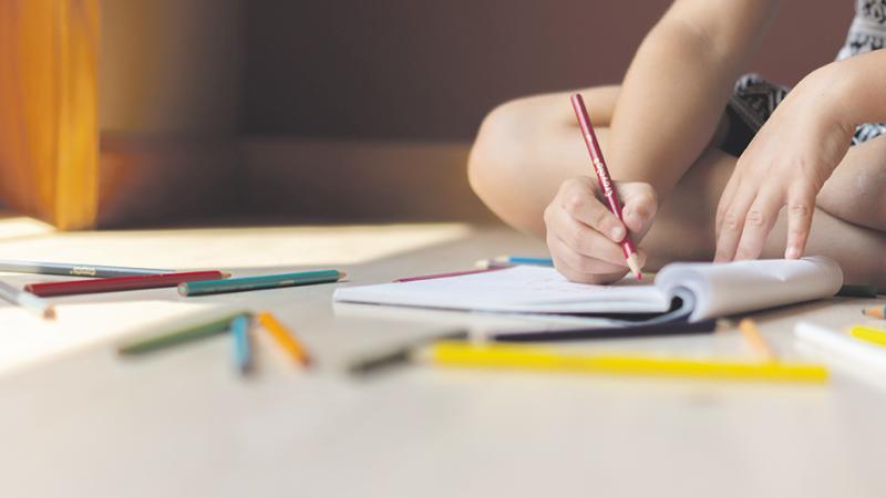 Niño estudiando