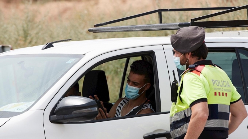 Agentes de los Mossos de Escuadra hacen controles de movilidad en la entrada de Soses (Lleida), uno de los pueblos afectados por los rebrotes de covid-19. EFE/Alejandro García.