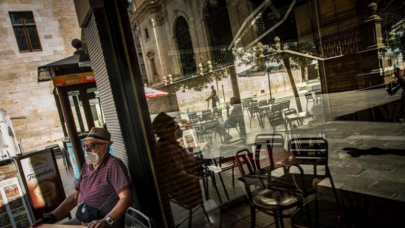 13/07/2020.- Una persona en una terraza del centro de Lleida . / EFE - Enric Fontcuberta