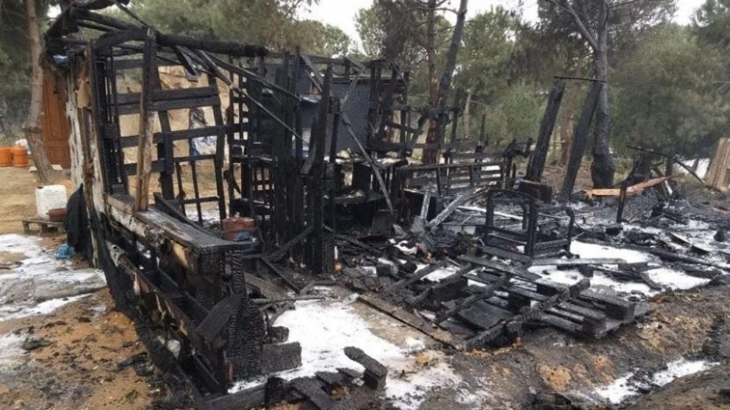 Una de las chabolas de temporeros calcinada durante el incendio en un asentamiento en Lucena del Puerto, Huelva.- ASNUCI