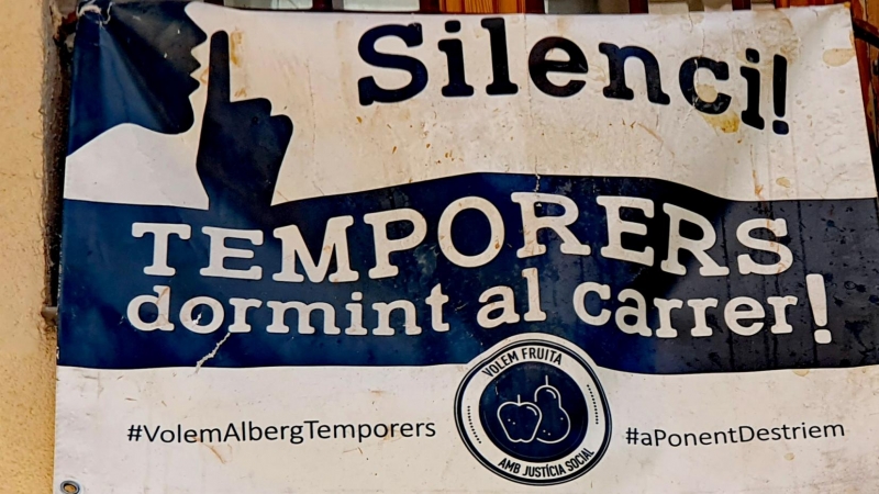 Cartel de 'Silencio, jornaleros durmiendo'. / FERRÁN BARBER