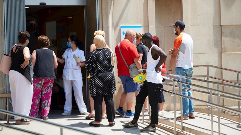 Varias personas esperan para ser atendidos en el CUAP Prat de la Riba de Lleida, donde se centralizan las pruebas a posibles contagiados de covid-19, este martes | EFE