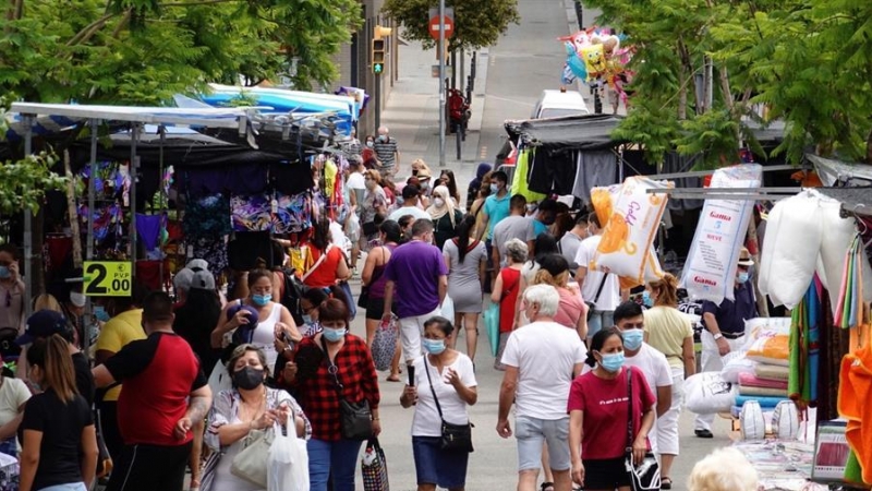 Varias personas visitan el mercadillo de Torrent Gornal en L'Hospitalet, este domingo. EFE/ Alejandro Garcìa