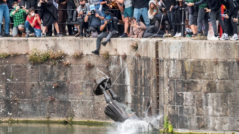 La estatua del comerciante de esclavos del siglo XVII Edward Colston cae al agua después de que los manifestantes la derribaron y la empujaron a los muelles, durante una protesta contra la desigualdad racial. Keir Gravil / REUTERS