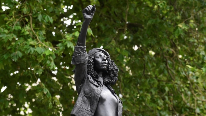 Una escultura de un manifestante de Black Lives Matter se encuentra en el zócalo vacío que anteriormente ocupaba la estatua del comerciante de esclavos Edward Colston, en Bristol. REUTERS / Rebecca Naden
