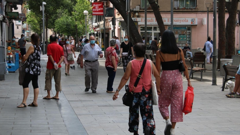 Persones passejant a la Torrassa, a l'Hospitalet. ACN / ÀLEX RECOLONS