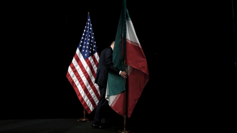 Bandera estadounidense junto a la bandera iraní. / Reuters