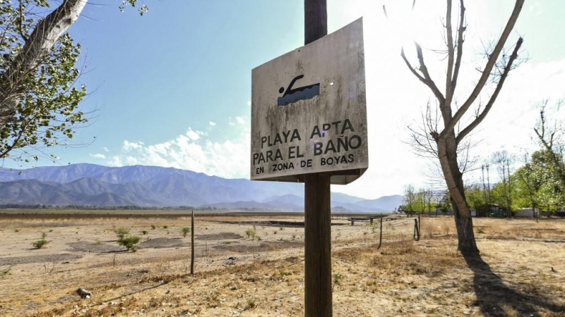 'Playa apta para el baño', reza un cartel de un lago chileno desaparecido por la sequía. AFP/Martín Bernetti