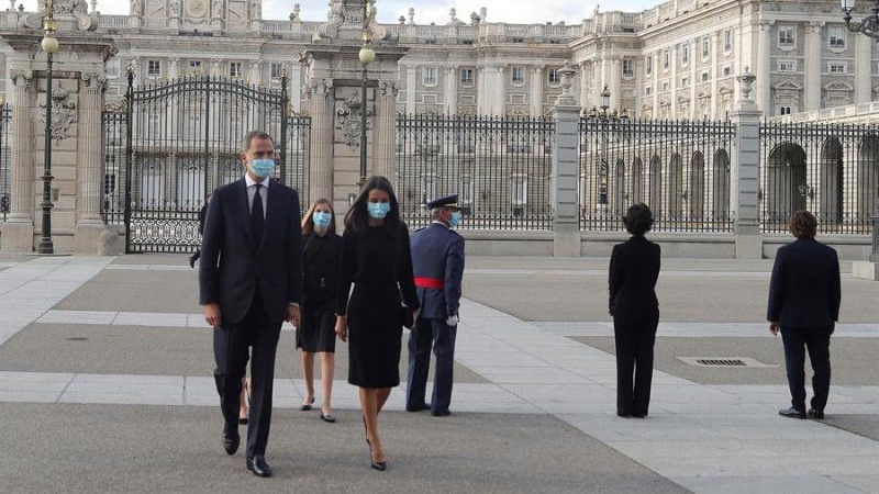 El rey Felipe VI, la reina Letizia, la princesa Leonor y la infanta Sofía a su llegada a la misa funeral celebrada el 10 de julio en la catedral de la Almudena, en Madrid, por todos los fallecidos a causa de la pandemia de coronavirus. EFE/ JuanJo Martín